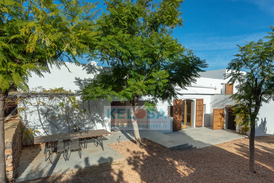 01 Kelosa ibiza Finca with view by San Rafael reformed by known architect prof wm